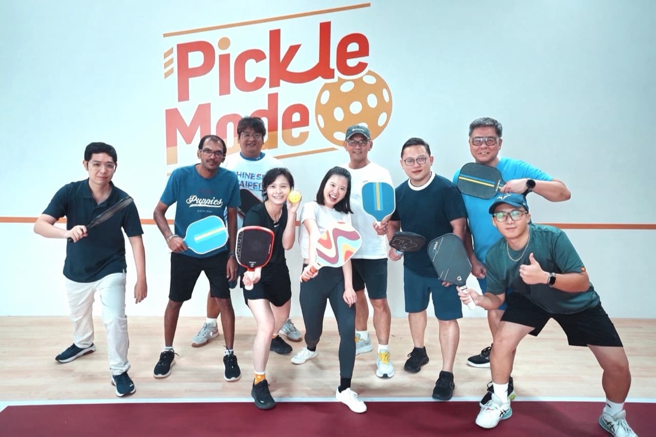 SP Pickleball 成人團體班學員在台北室內匹克球場課後合照